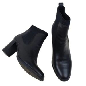 Born Khele20 black leather chunky heel bootie size 7.5
